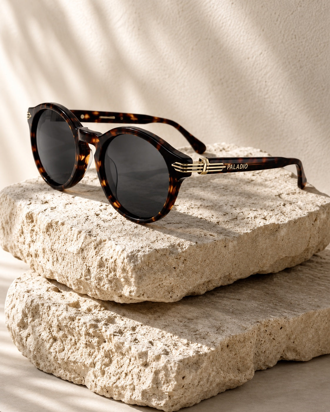 Gafas de sol PALADIO en carey sobre una piedra clara de textura marcada