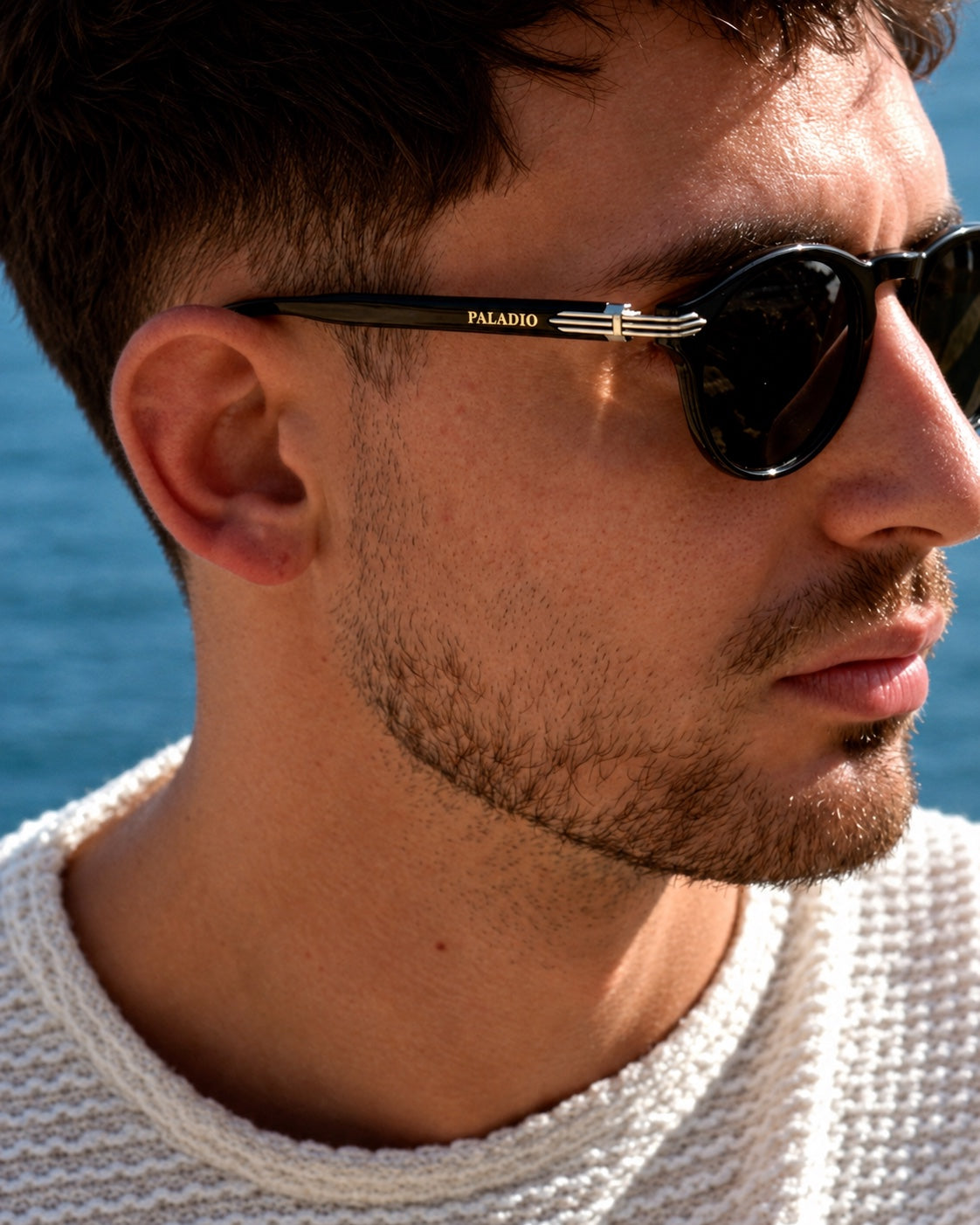 Primer plano de un hombre con gafas de sol PALADIO, mostrando el perfil de la montura